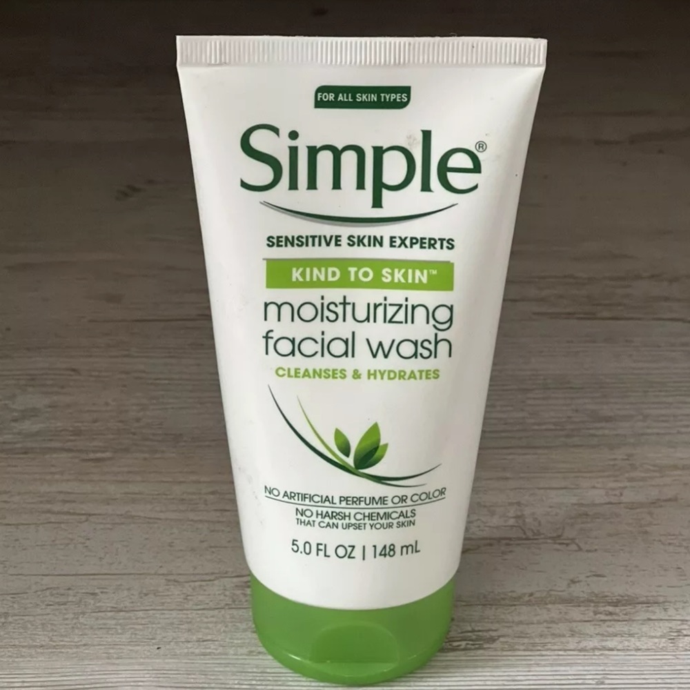 Simple Kind to Skin Moisturizing Facial Wash Cleanses Hydrates NEW